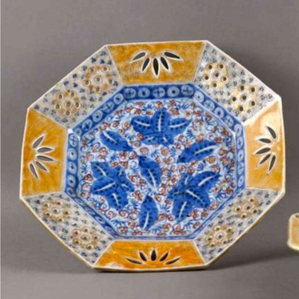 Japan, openwork porcelain footed plate. 25x25 cm, H: 6 cm